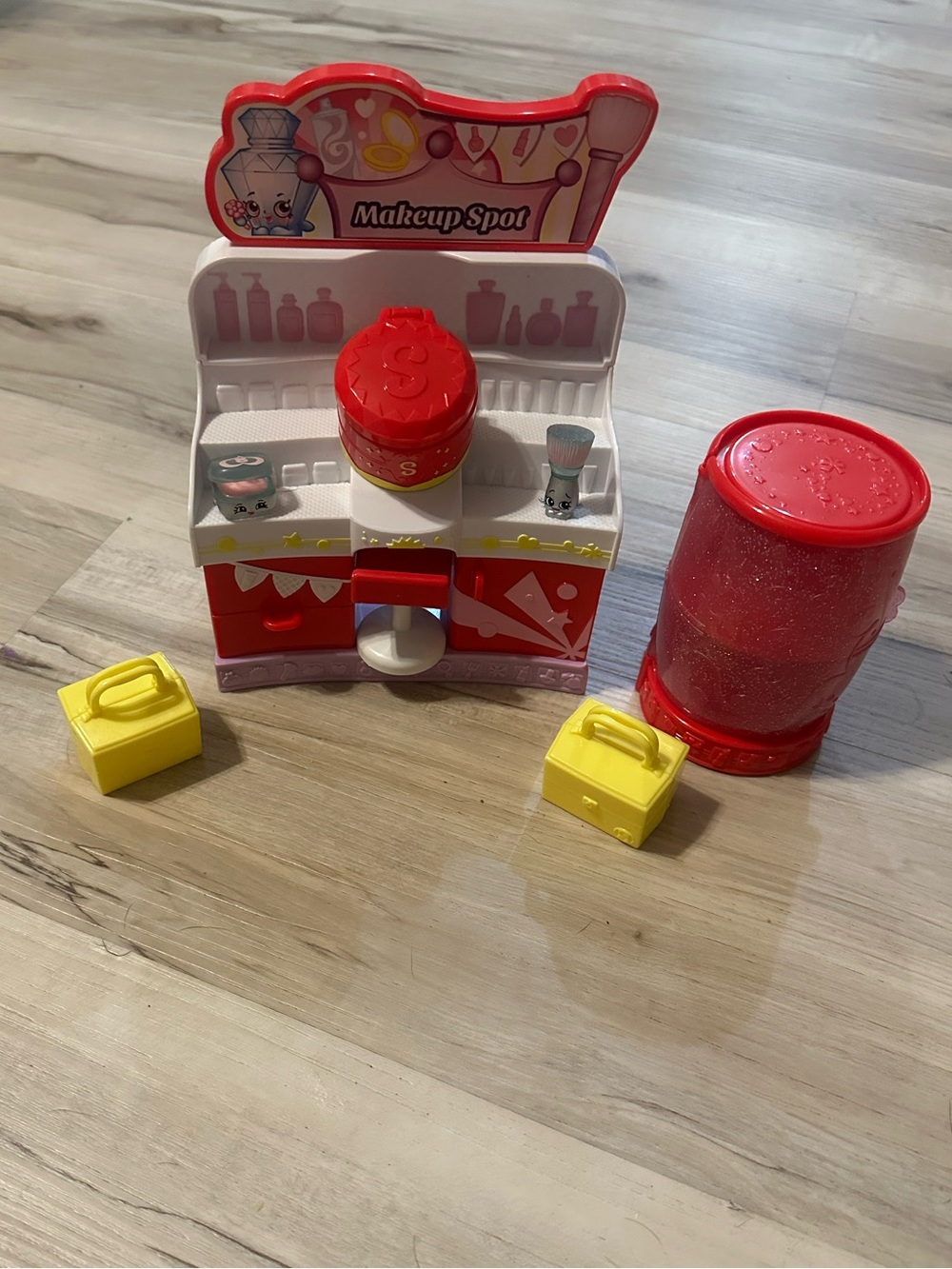 Shopkins Fashion Spree Makeup Spot Playset w/ 2 Shopkins Cases & Accessories